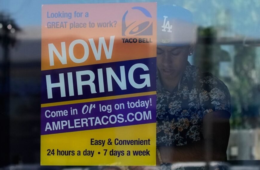 US jobless aid filings fell to 209,000 last week as layoffs remain low despite economic uncertainty