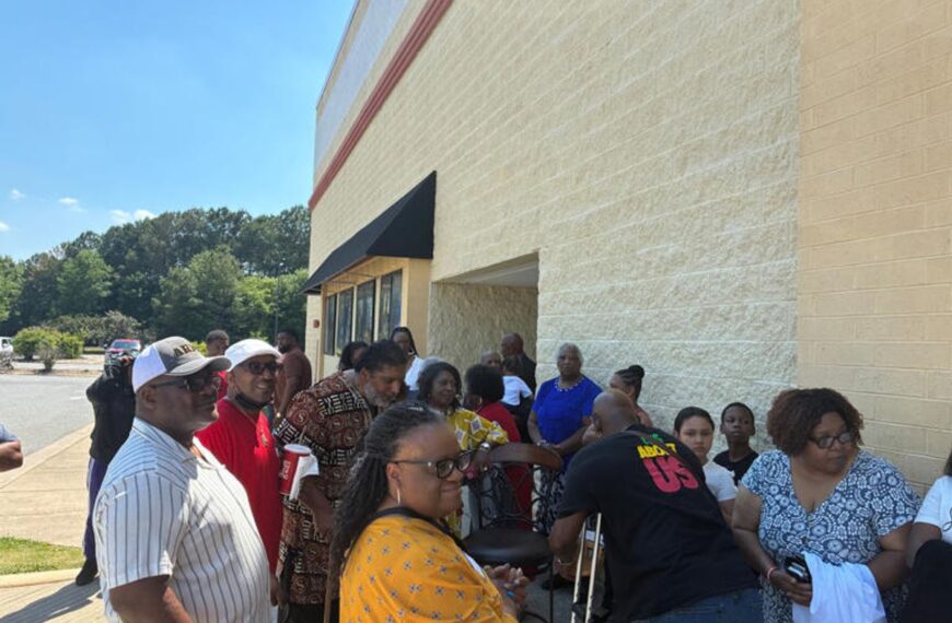 Bishop Barber returns to Greenville theater after wheelchair discrimination
