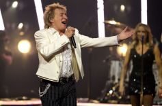 Rod Stewart Uses Oxygen Tank…