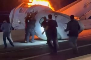 One killed in plane crash on Texas highway