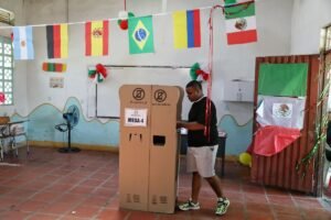 Colombians choose between an outsider&hellip;